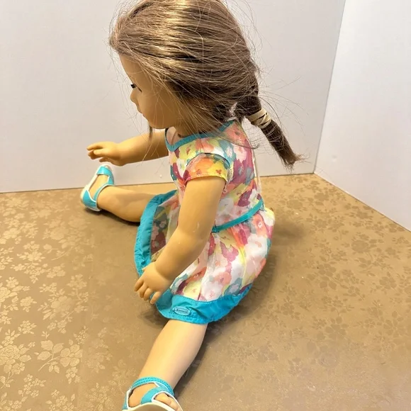 American Girl Doll Brown Hair Brown Eyes & American Girl Outfit